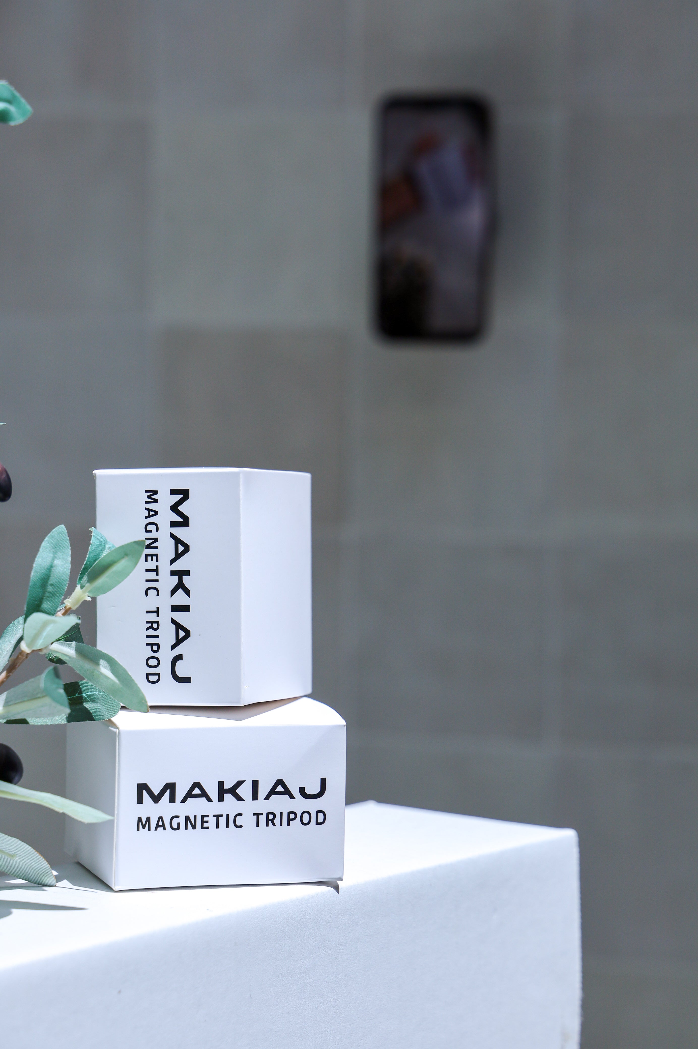MAKIAJ MAGNETIC TRIPOD: YOUR CREATIVE COMPANION ANYWHERE(LIMITED EDITION)