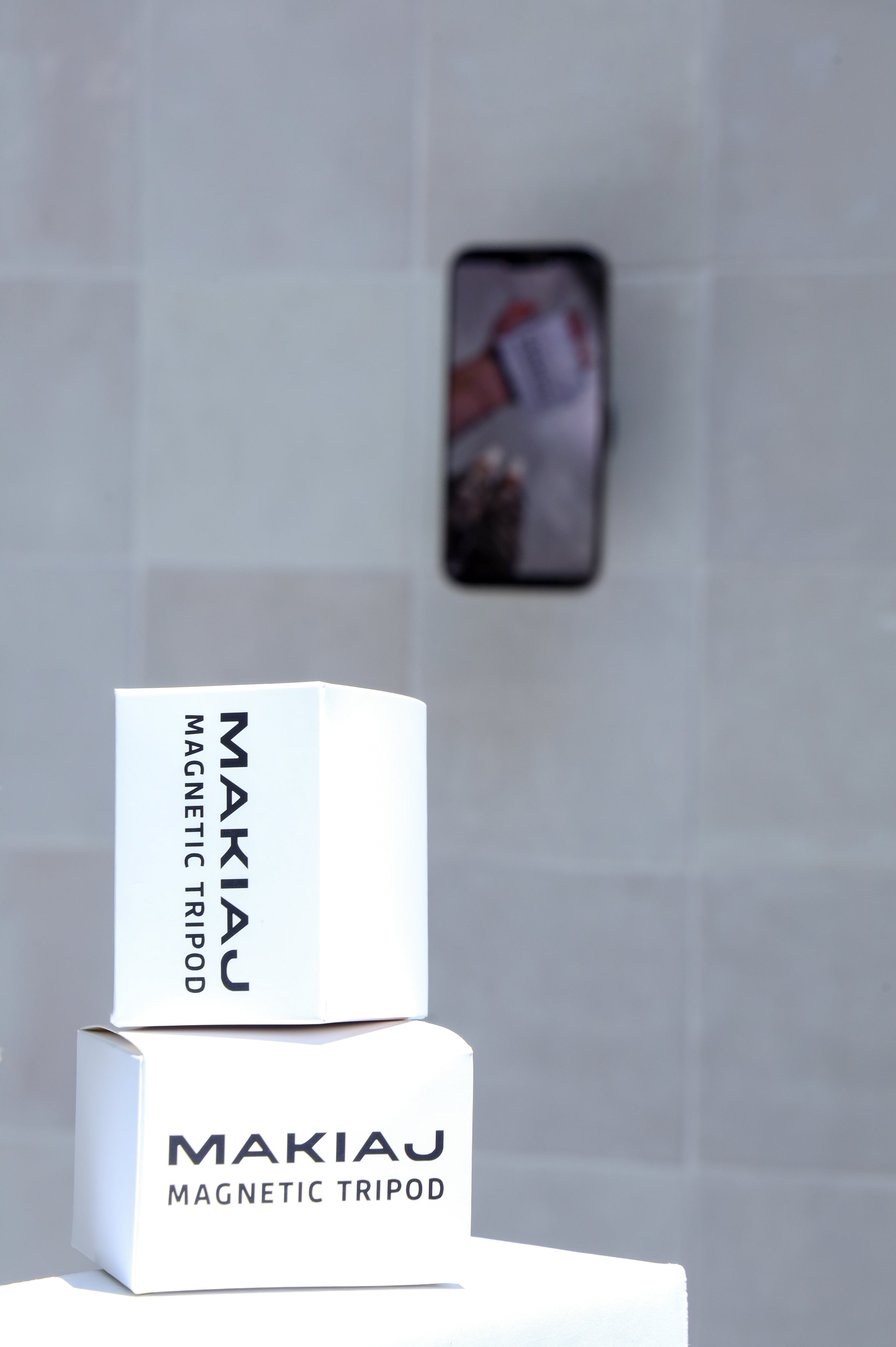 MAKIAJ MAGNETIC TRIPOD: YOUR CREATIVE COMPANION ANYWHERE(LIMITED EDITION)